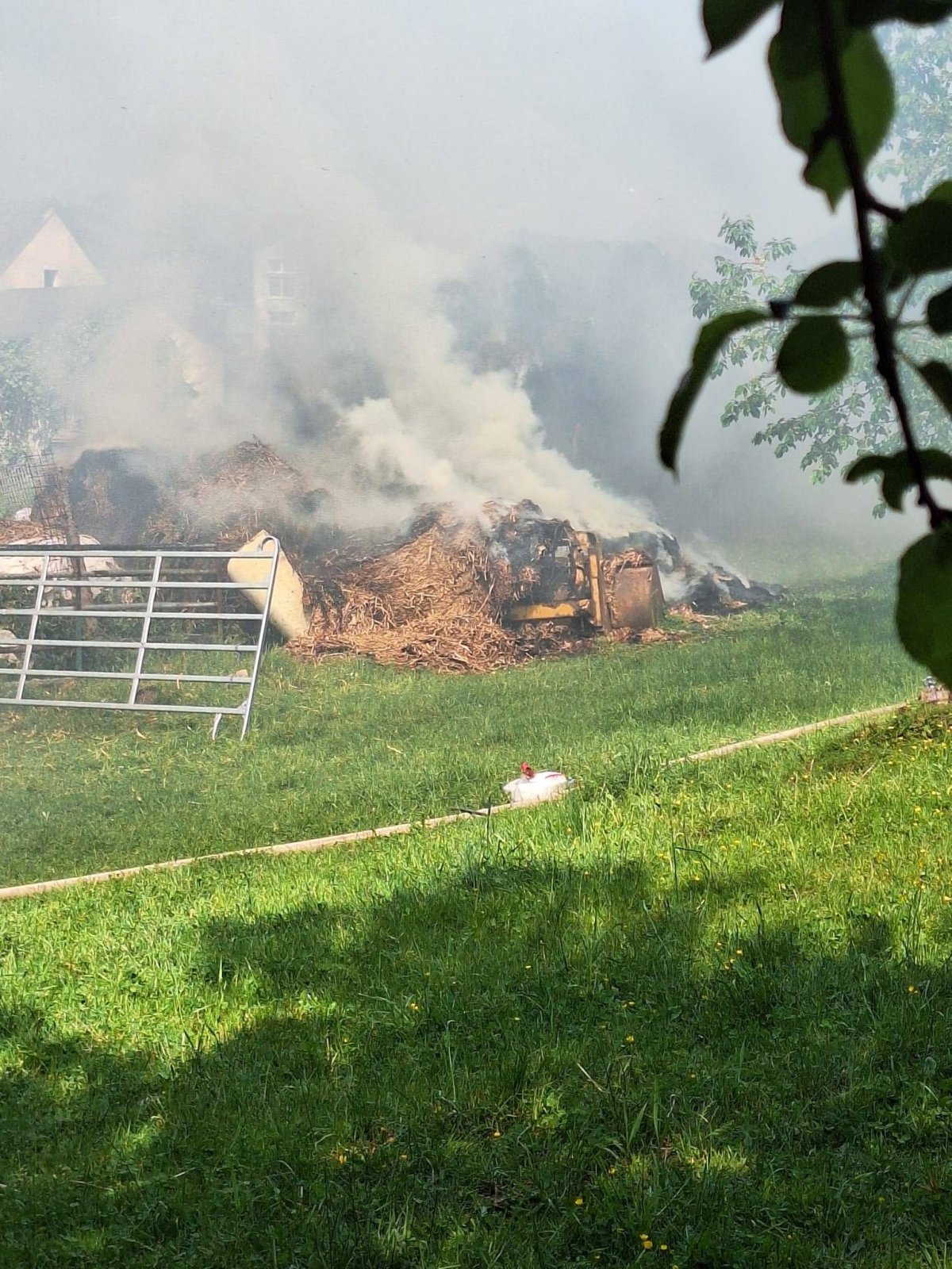 2026_05_25_strohballenbrandpeinthorehrenschachen4812