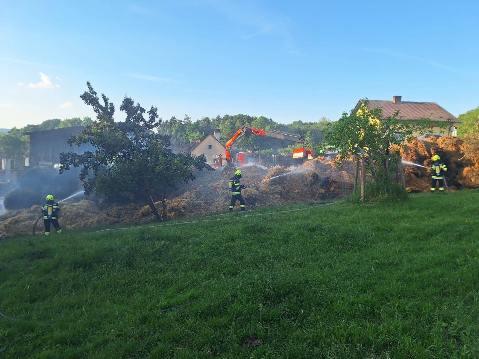 2026_05_25_strohballenbrandpeinthorehrenschachen4820